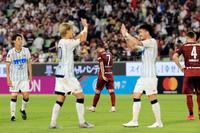 　２-３で敗戦し、肩を落として歩くビジャ（７）