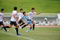 　一時同点に追いつくシュートを放つＦＷ川西