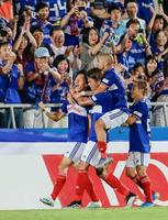 　後半、ゴールを決め、祝福される横浜Ｍ・遠藤（左端）＝ニッパツ球技場