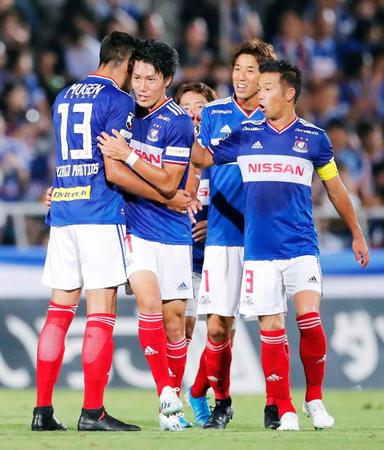 　Ｇ大阪に勝利し、喜ぶ横浜Ｍイレブン（共同）