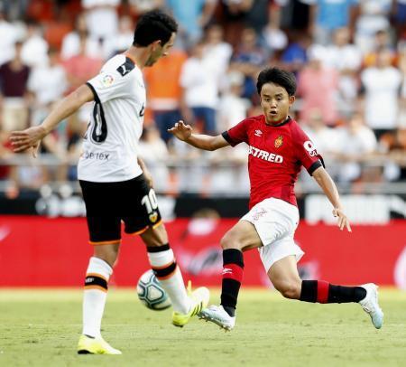 　バレンシア戦の後半に途中出場し、スペインでの公式戦デビューを果たしたマジョルカの久保建（右）＝バレンシア（共同）