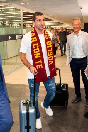 　ローマの空港に到着し、笑顔を見せるアルメニア代表ＭＦムヒタリャン＝２日（ＡＰ＝共同）