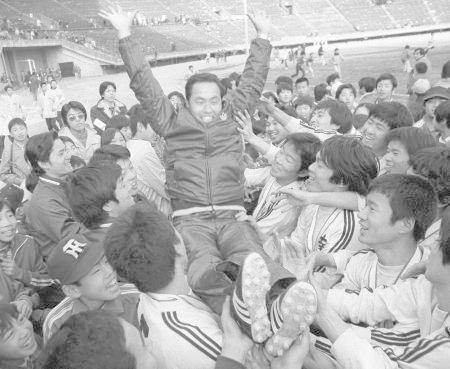 　静岡学園を破り３度目の優勝を飾り２連覇を達成、松本監督を胴上げする浦和南イレブン＝１９７７（昭和５２）年１月８日、国立競技場