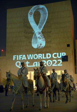 　壁に映し出されたサッカーの２０２２年ワールドカップ（Ｗ杯）カタール大会の公式エンブレム＝３日、ドーハ（ゲッティ＝共同）