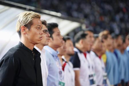 　香港との試合を見守る、カンボジアで実質的な監督を務めるサッカー元日本代表の本田圭佑（左端）＝香港（ＡＰ＝共同）