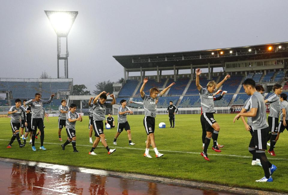 　ミャンマー戦が行われる会場で、最終調整する日本イレブン（共同）