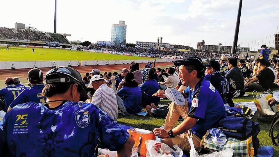 　Ｊ１開催となる大分市営陸上競技場でバック芝生席に陣取るサポーター