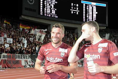 　川崎に勝利し、フェルマーレン（右）と共に笑顔を見せる神戸のポドルスキ