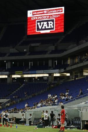 判定映像補助、来季Ｊ１全試合で誤審続き、前倒し導入
