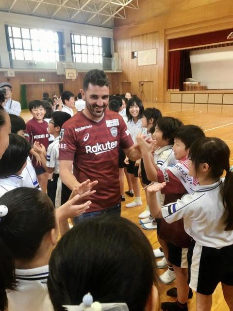 Ｊ１神戸ＦＷビジャが小学校訪問「エネルギーをもらえる」