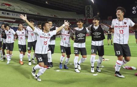 　浦和を破って準々決勝進出を決め、喜ぶ原田（１５）らホンダＦＣイレブン（共同）