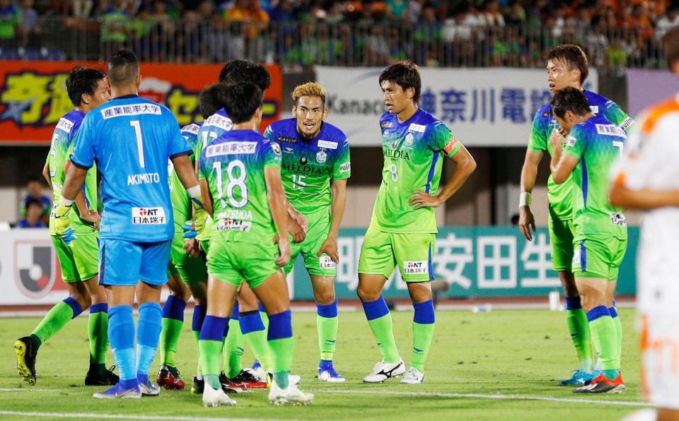 　前半終了間際、清水に４点を奪われ集まる湘南イレブン（共同）