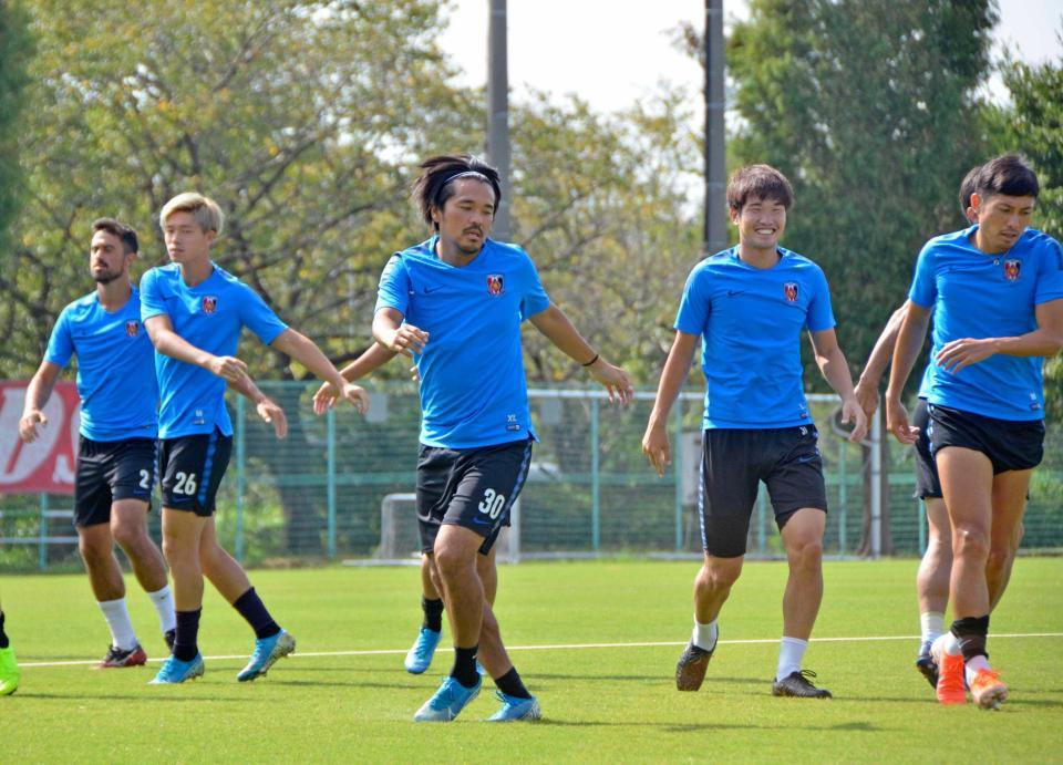 　ＡＣＬ準決勝第１戦の広州恒大戦に向け調整する浦和・興梠（中央）ら