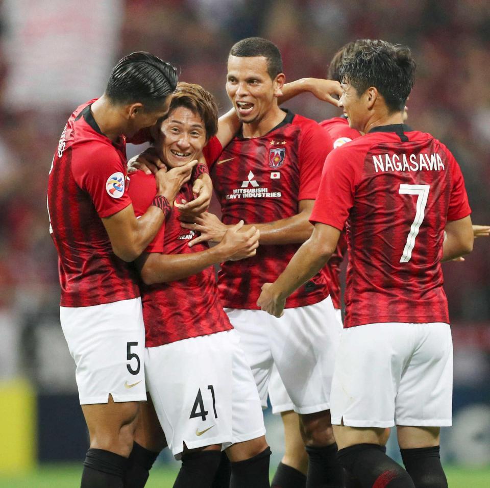 　後半、ゴールを決めチームメートに祝福される浦和・関根（４１）