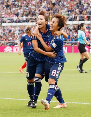 　日本-カナダ　前半、先制ゴールを決め、中島（左）と抱き合い喜ぶ岩渕＝ＩＡＩスタジアム日本平