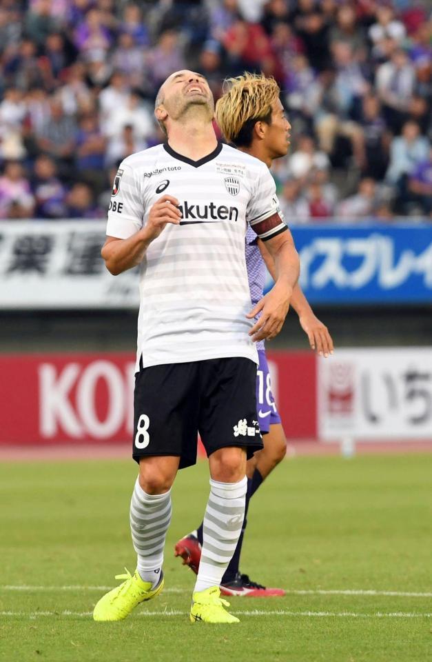 　シュートが外れ天を仰ぐ神戸・イニエスタ