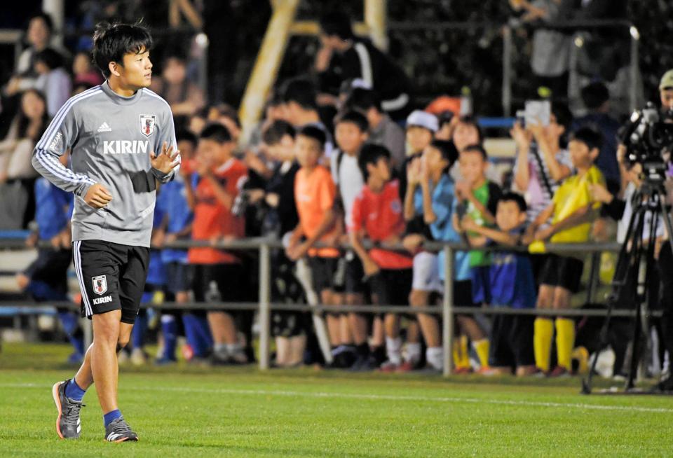 ｍｆ久保建英が森保ジャパンに 弾丸合流 即席サイン会の 神対応 も サッカー デイリースポーツ Online