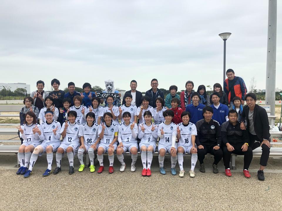 　昇格を決めたＦＣ大阪ＣＲＡＶＯの選手・スタッフと応援に詰めかけたサポーター