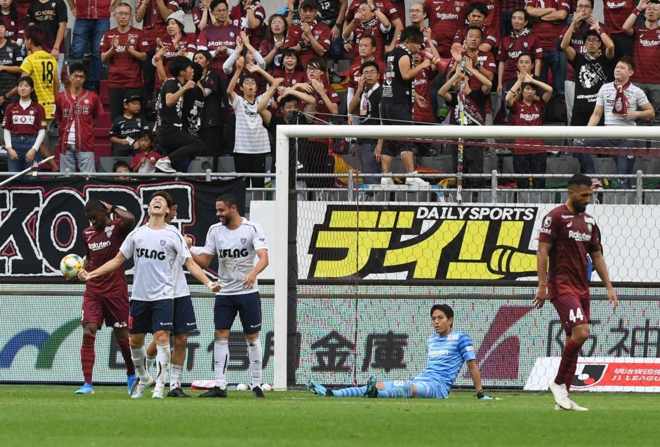 　前半、ＦＣ東京・橋本（左手前）はゴールを決め喜ぶ（撮影・山口登）