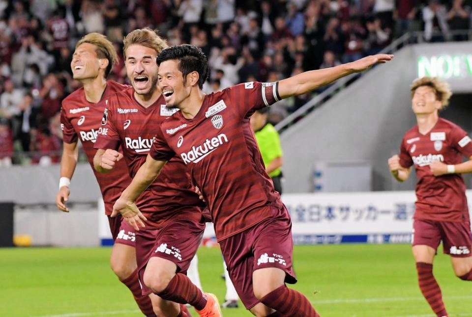 　後半、シュートを決めて喜ぶ神戸の山口（中央）
