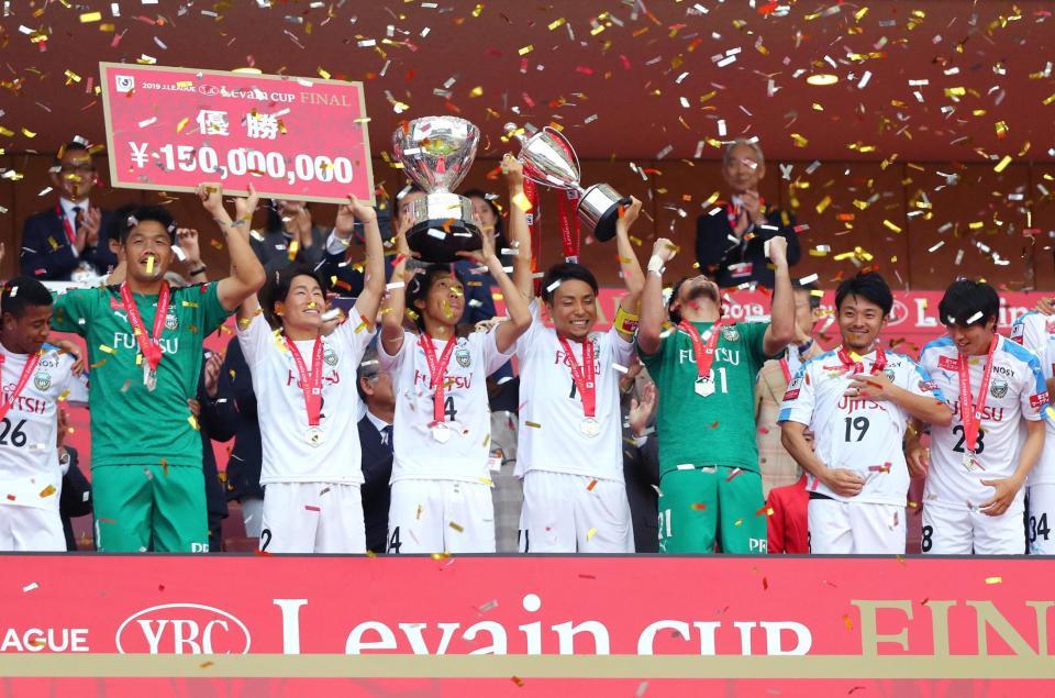 　札幌を破って初優勝し喜ぶ川崎イレブン