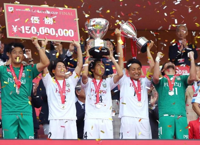 　札幌を破って初優勝し喜ぶ川崎イレブン