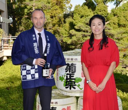 　記念イベントを終え、記念撮影に応じるＪ１神戸のアンドレス・イニエスタ選手（左）と澤穂希さん＝２８日午後、神戸市