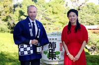 　法被姿で菊正宗酒造をＰＲするＪ１神戸のイニエスタ（左）と元サッカー女子日本代表の澤穂希さん