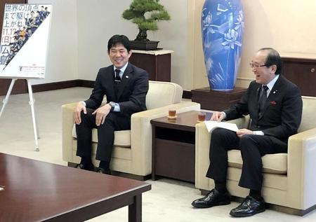 　広島市を表敬訪問したＵ－２２代表の森保監督（左）と広島市・松井市長