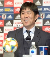 代表メンバーを発表し、笑顔で質問に答える森保一監督＝ＪＦＡハウス（撮影・金田祐二）
