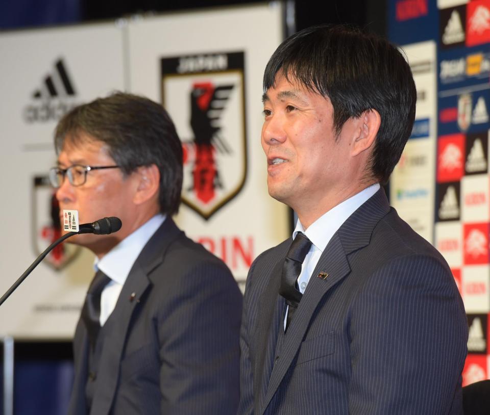 代表メンバーを発表し、笑顔で質問に答える森保一監督