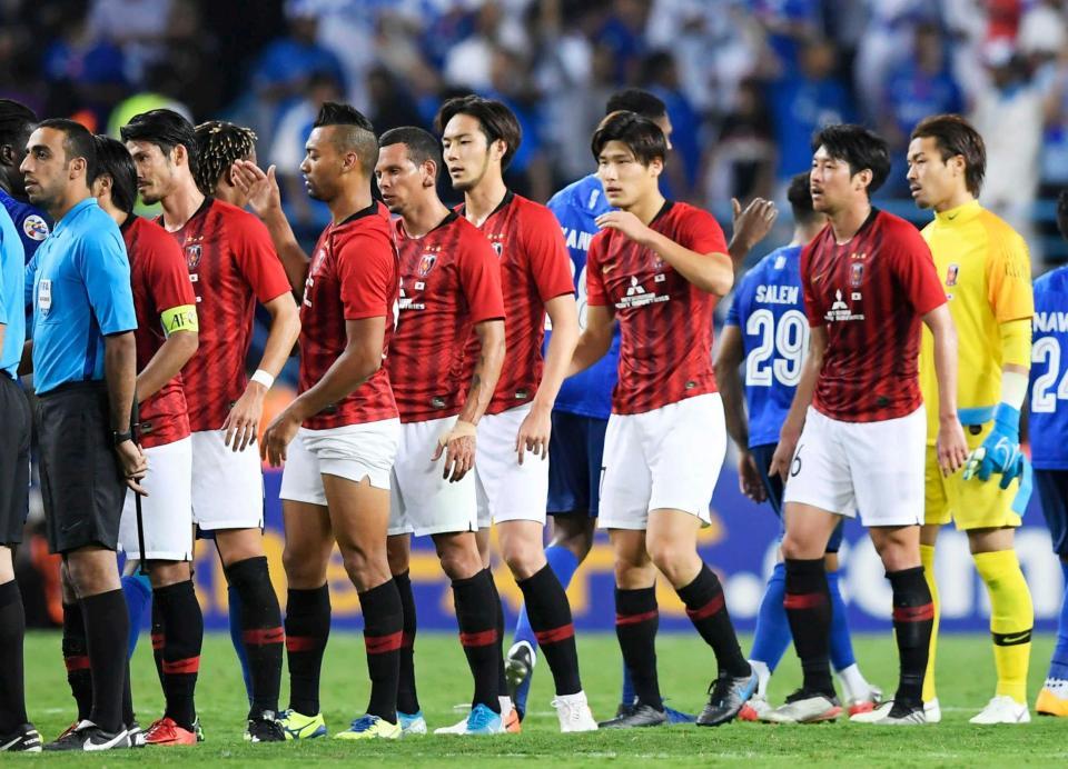 　アルヒラルに敗れ、さえない表情の浦和イレブン（共同）