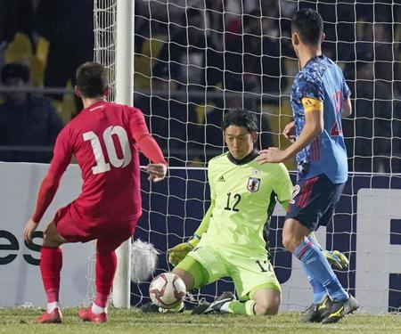 日本－キルギス　前半、セーブするＧＫ権田（中央）＝ビシケク（共同）