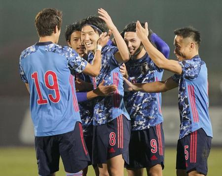 日本－キルギス　後半、ＦＫで２点目を決め、酒井（19）らと喜ぶ原口（手前左から２人目）＝ビシケク（共同）