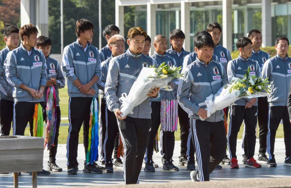 　平和記念公園で、原爆慰霊碑へ献花するＵ－２２日本代表の中山（手前左）ら。左から３人目は久保建
