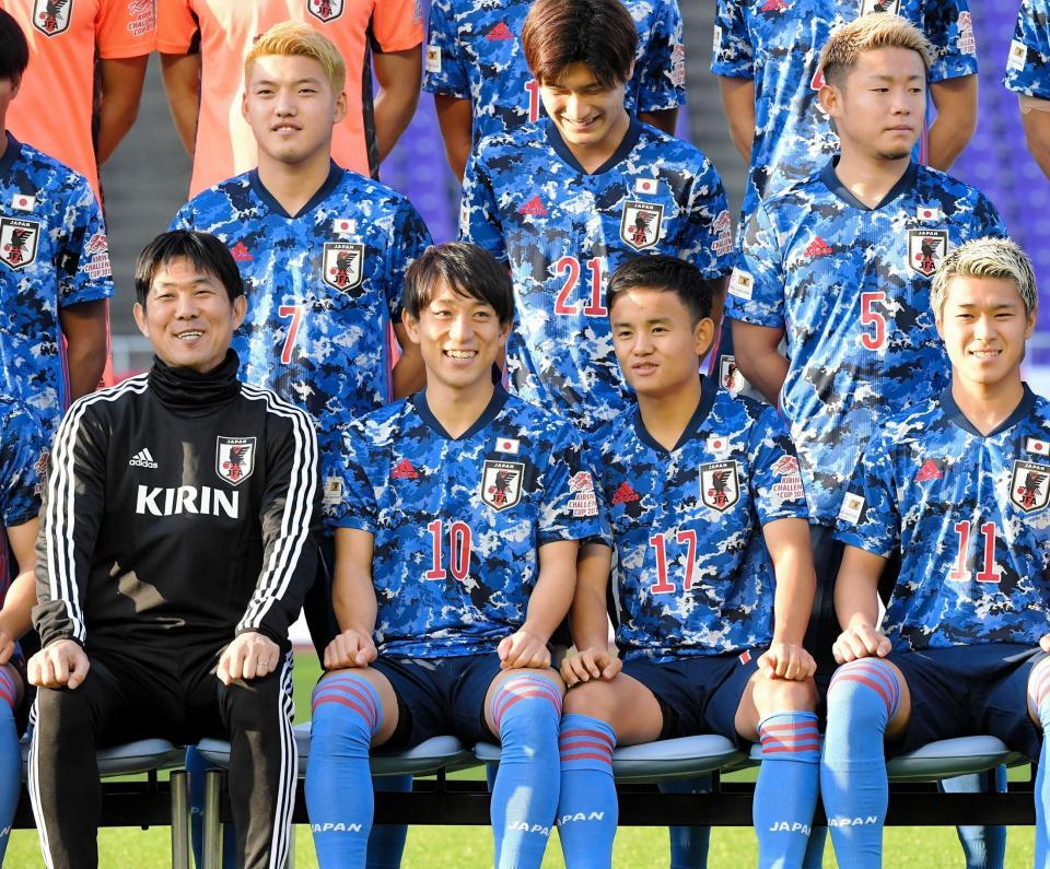 記念撮影をする久保（１７）と堂安（７）ら。前列左端は森保監督（撮影・高部洋祐）