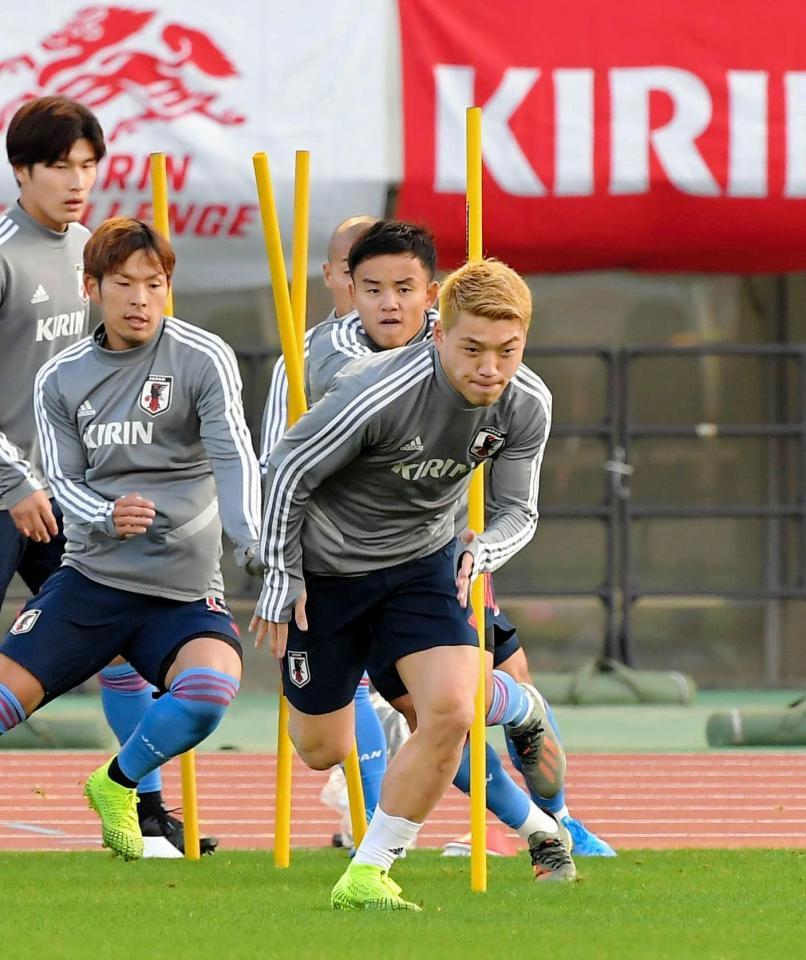 コロンビア戦に向け調整する（手前から）日本代表・堂安律、日本代表・久保建英ら＝エディオンスタジアム広島（撮影・高部洋祐）