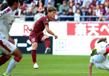 神戸-Ｃ大阪　後半31分、左足でゴールを決める古橋（撮影・斎藤雅志）