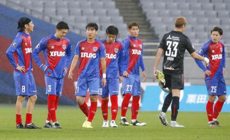 　湘南と引き分け、渋い表情の森重（左から２人目）らＦＣ東京イレブン＝味スタ