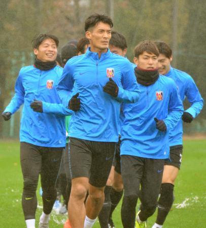 　ＡＣＬ決勝第２戦を前に、調整する槙野（中央）ら浦和イレブン＝さいたま市