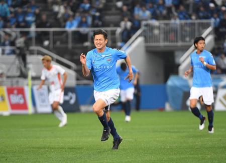 　後半、ファンの歓声を背にピッチを走る横浜ＦＣ・三浦知良（手前）＝撮影・開出牧