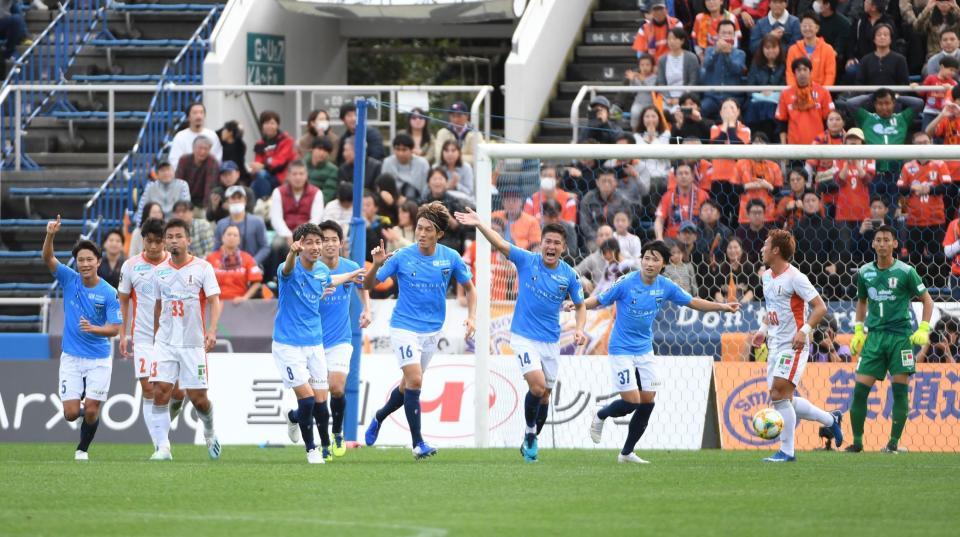 前半、ＰＫで先制点を奪いポーズを決める横浜ＦＣ・皆川佑介（左から６人目）＝ニッパツ三ツ沢球技場（撮影・開出牧）