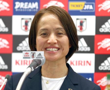 　東アジアＥ－１選手権のメンバー発表会見で、記者の質問に答えるサッカー女子日本代表の高倉監督