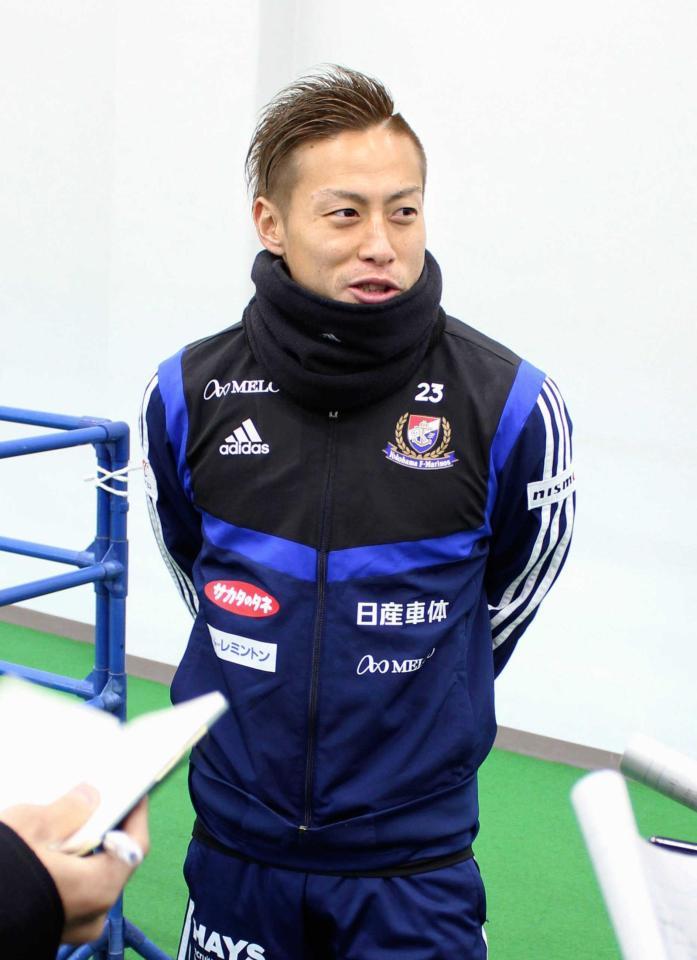 　練習後、取材に応じる横浜Ｍ・仲川