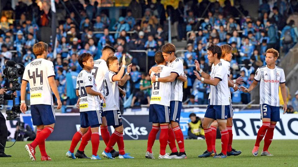 　試合終了後、川崎に勝利し、喜ぶ横浜Ｍイレブン