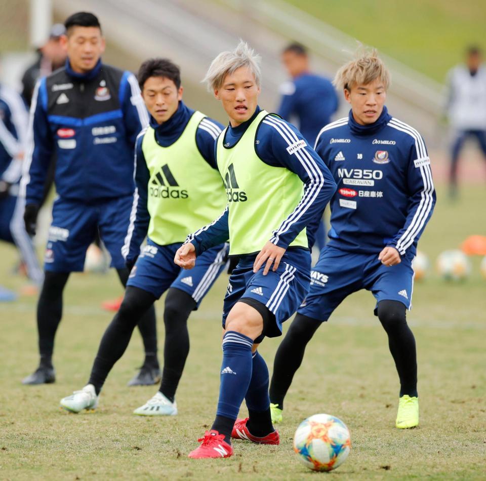 ＦＣ東京戦に向け調整する畠中（手前）ら横浜Ｍイレブン＝横浜市内