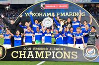 優勝を決め、歓喜する横浜Ｍイレブン＝日産スタジアム（撮影・出月俊成）