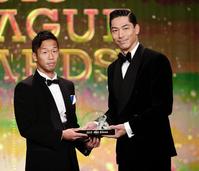 　ベストイレブンに輝きＥＸＩＬＥのＡＫＩＲＡ（右）から表彰される横浜Ｍ・喜田拓也