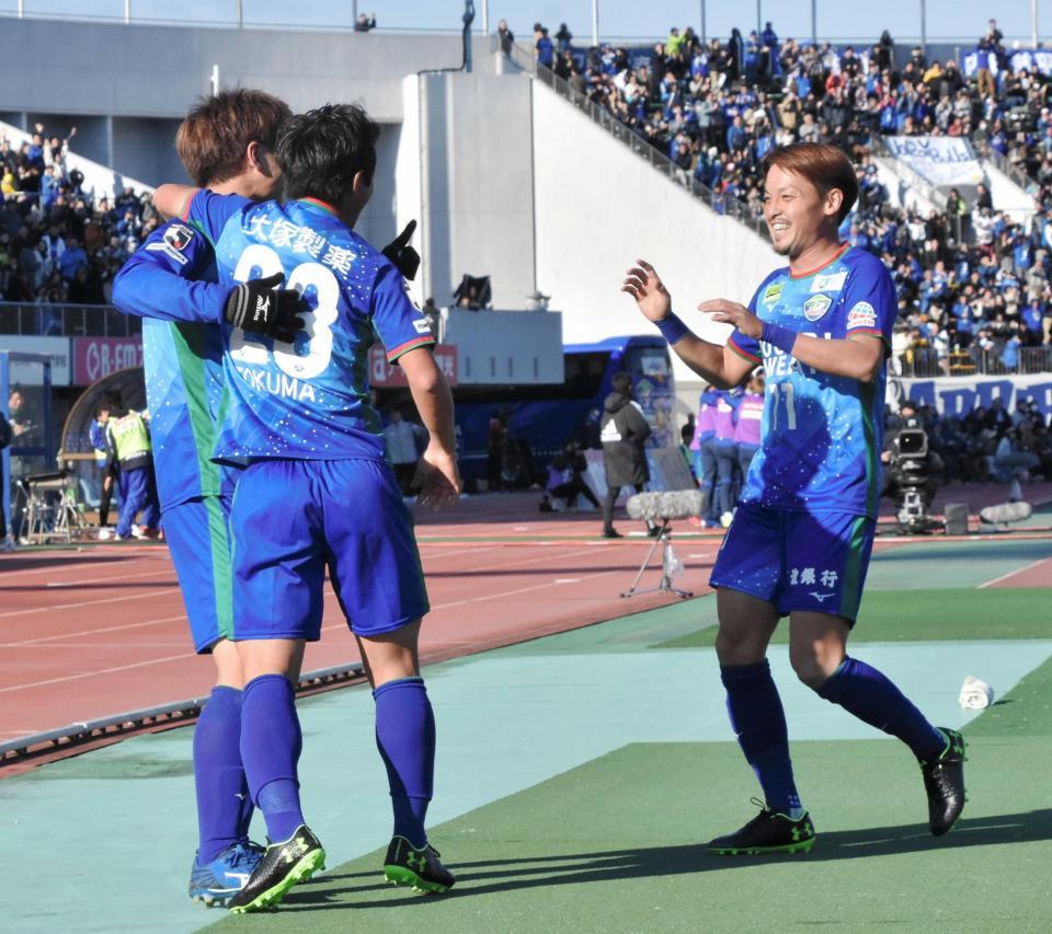 　後半８分、先制ゴールを決めた河田（左）に駆け寄って喜ぶ徳島・野村（右）