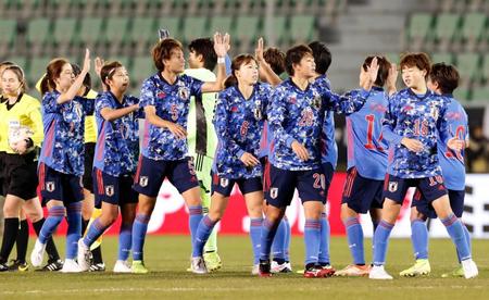 中国に完勝し、タッチを交わす女子日本代表＝釜山（共同）